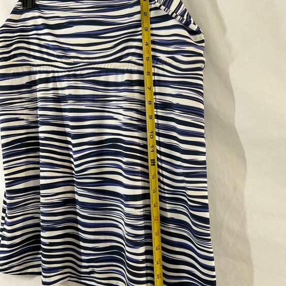 Casual stretch Ellie Kai skirt in contrasting shades of blue stripe &white large - Picture 4 of 8
